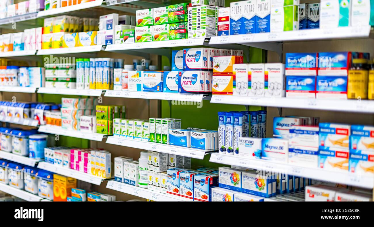 POZNAN, POL - 22 JUIN 2021 : produits pharmaceutiques en vente dans un magasin de pharmacie Banque D'Images
