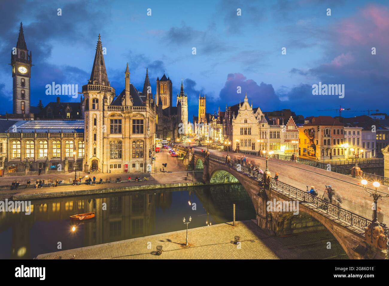 Haut point de vue de la ville médiévale de Gand en Flandre avec l'église Saint-Nicolas et l'hôtel de ville de Gand, Belgique. Coucher de soleil sur le paysage urbain de Gand. Banque D'Images