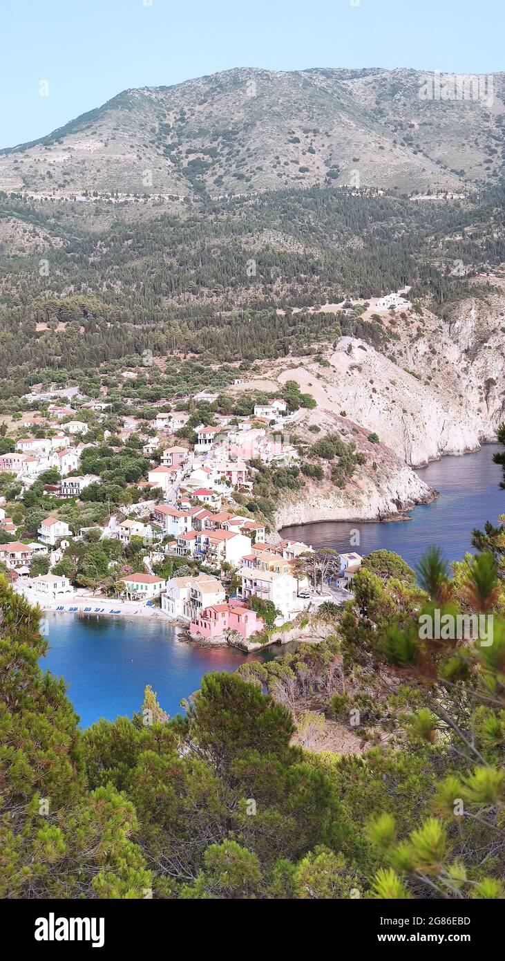 L'architecture traditionnelle, le paysage paisible et les plages de galets composent la beauté naturelle d'Assos - un petit village charmant. Banque D'Images