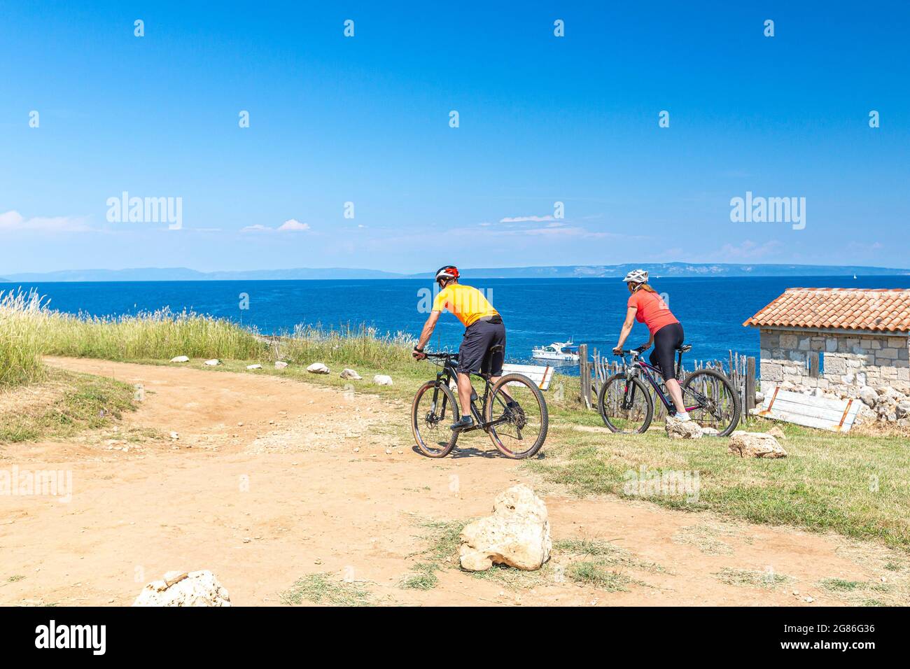 Croatie, Istrie, Liznjan, couple heureux sur un biketour en bord de mer Banque D'Images