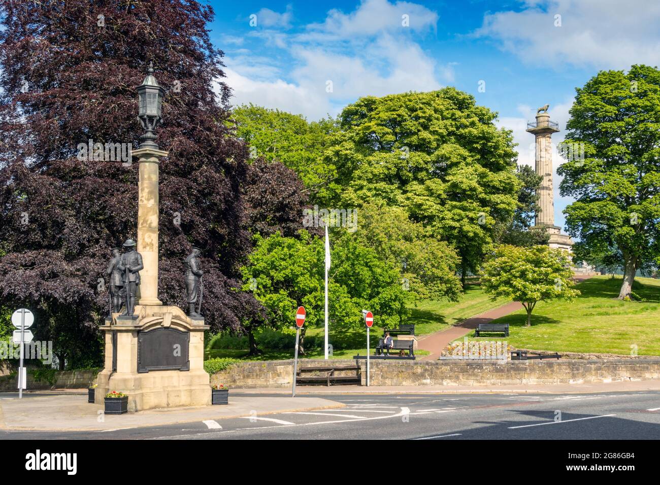 Monument commémoratif de guerre classé de deuxième année à Alnwick, dans le Northumberland, avec la colonne de Percy Tenantry en arrière-plan. Banque D'Images