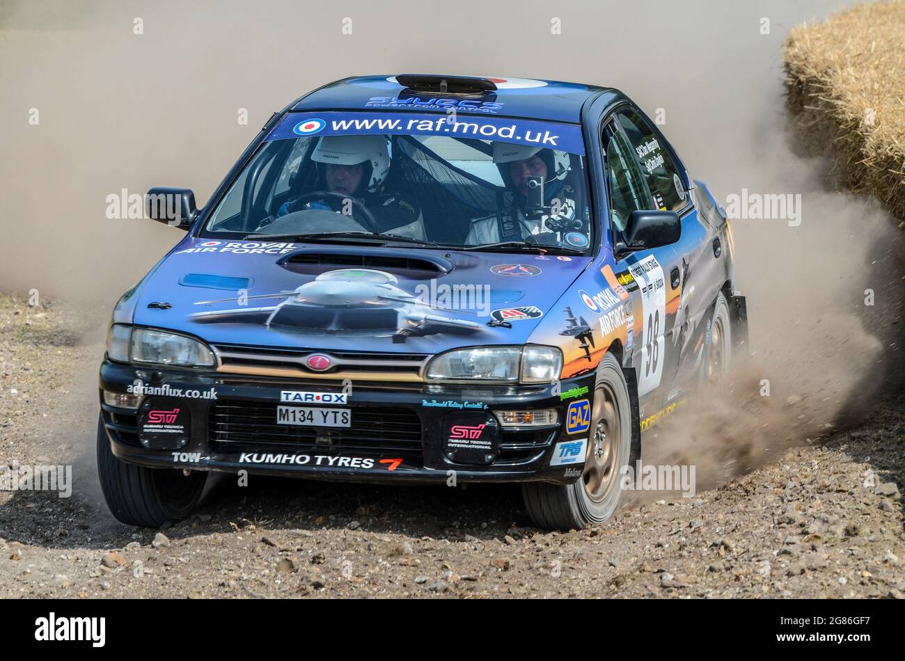 La voiture de rallye Subaru Impreza STI sur la scène du rallye au Goodwood Festival of Speed 2013. L'équipe de la Royal Air Force avec des graphismes de avions de chasse Typhoon Banque D'Images