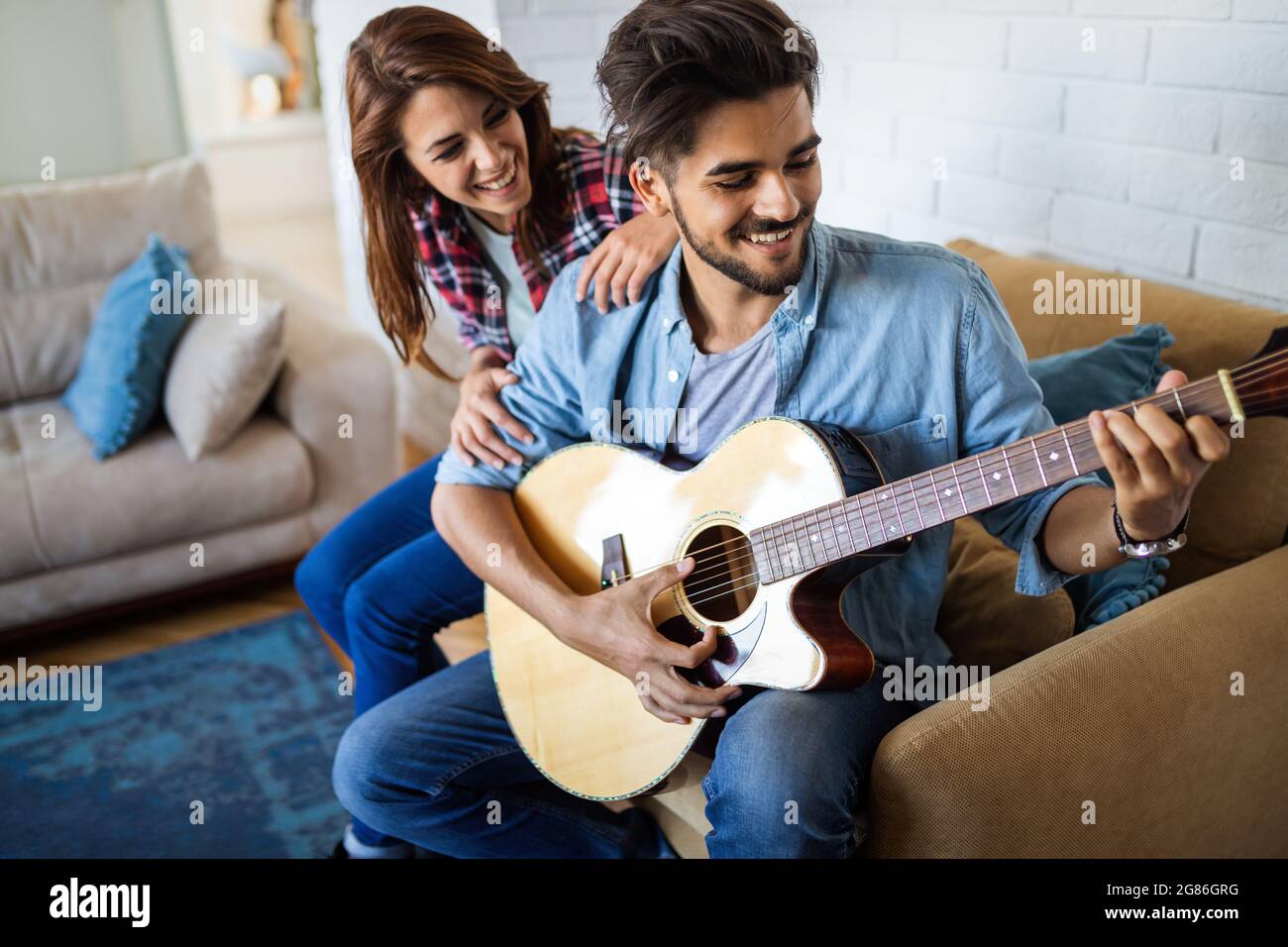 Un couple de taille basse s'amuser avec jouer de la musique ensemble. Banque D'Images