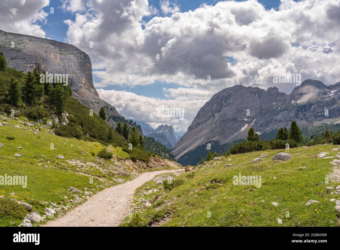 Jolie femme sénior très active à vélo électrique dans la haute vallée de Fanes, une partie du parc naturel de Fanes-Sennes-Baies, Dolomites, Italie Banque D'Images