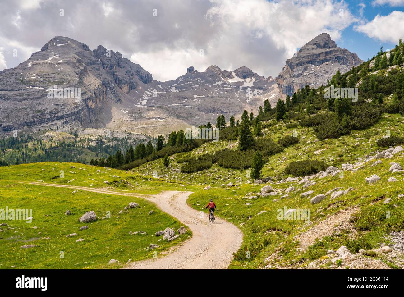 Jolie femme sénior très active à vélo électrique dans la haute vallée de Fanes, une partie du parc naturel de Fanes-Sennes-Baies, Dolomites, Italie Banque D'Images