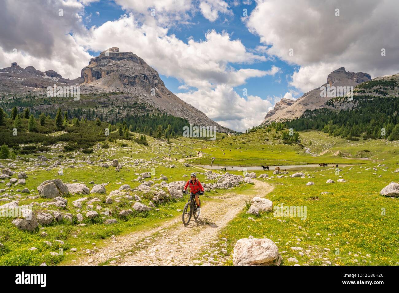 Jolie femme sénior très active à vélo électrique dans la haute vallée de Fanes, une partie du parc naturel de Fanes-Sennes-Baies, Dolomites, Italie Banque D'Images