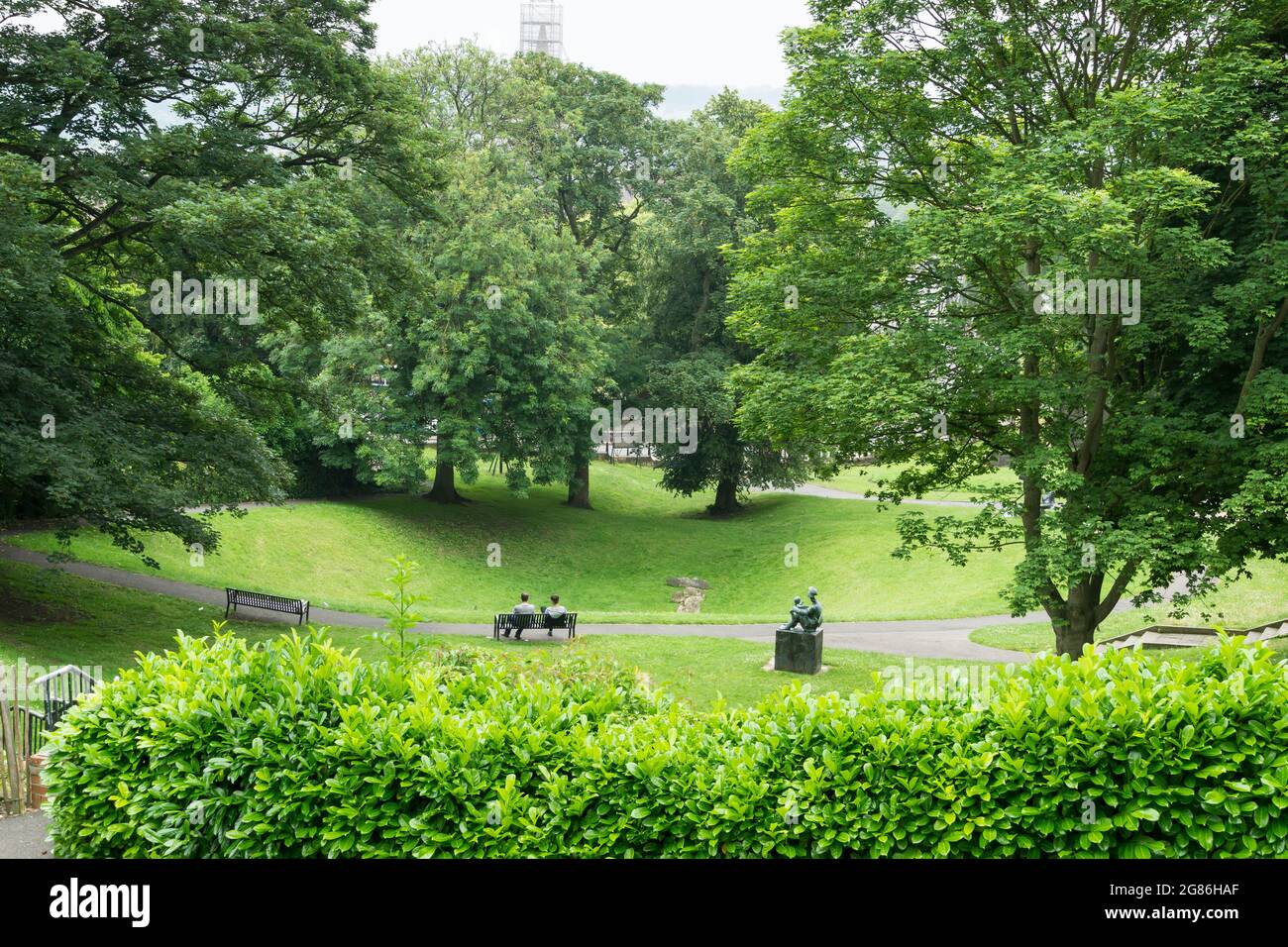 Deux personnes se reposant sur une banquette dans le parc du musée Usher Gallery Lincoln 2021 Banque D'Images