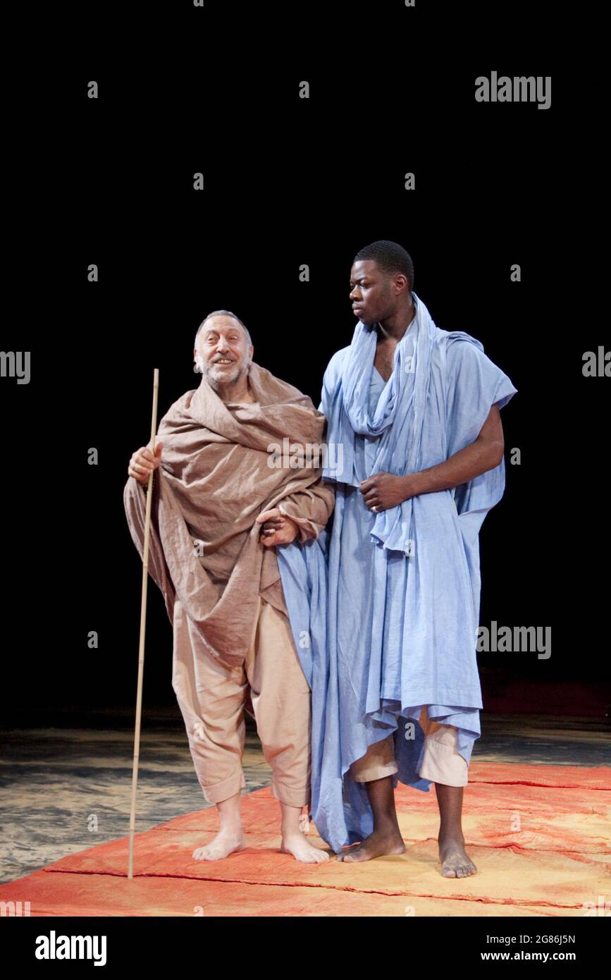 l-r: Makram J Khoury, Tunji Lucas en 11 et 12 au Barbican Theatre, Londres EC2 10/02/2010 a Théâtre des Bouffes du Nord partie de production de barbicanite10 adapté des oeuvres d'Amadou Hampte Ba par Marie-Helene Estienne et Peter Brook costumes: Helene Patarot éclairage: Philippe Vialatte Brook réalisateur: Peter Brook Banque D'Images