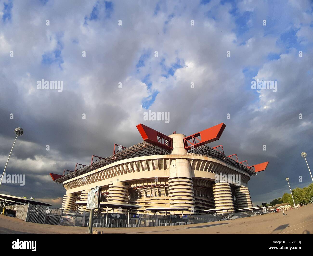 san Siro stade de Milan au coucher du soleil avec le ciel bleu et les nuages Banque D'Images