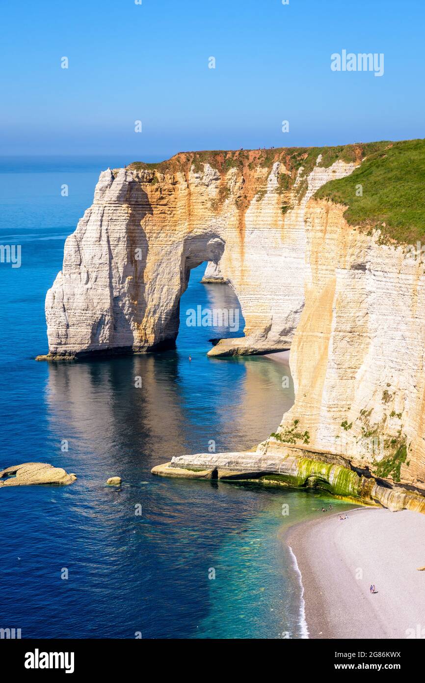 L'arche de la falaise de Manneporte et la plage de la Valaine à Etretat, en Normandie, une station balnéaire populaire connue pour ses falaises de craie. Banque D'Images