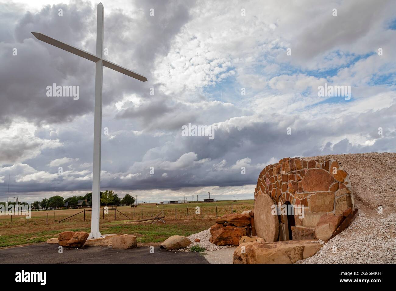 Brownfield, Texas - The Highway 380 Cross and Tomb, un sanctuaire chrétien de bord de route dans l'ouest du Texas. Le tombeau est ouvert, avec une inscription indiquant 'il est RI Banque D'Images