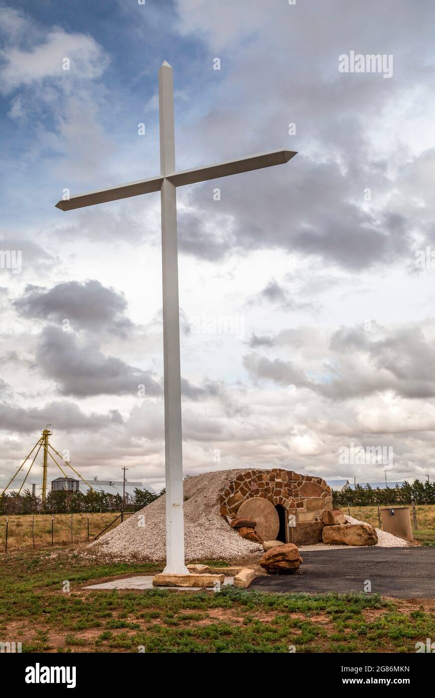 Brownfield, Texas - The Highway 380 Cross and Tomb, un sanctuaire chrétien de bord de route dans l'ouest du Texas. Le tombeau est ouvert, avec une inscription indiquant 'il est RI Banque D'Images