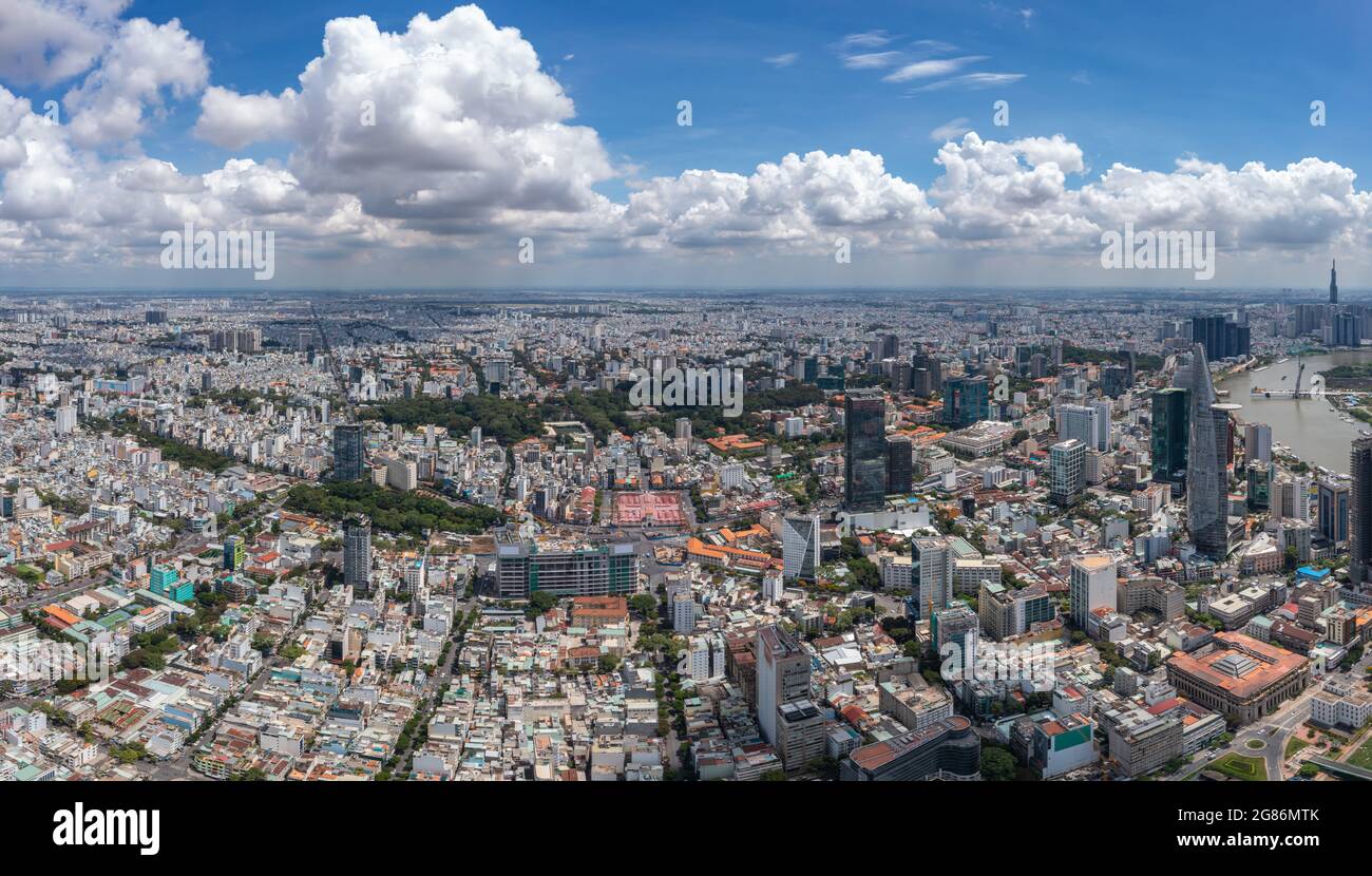 Photo panoramique du centre-ville de Saigon en été Banque D'Images