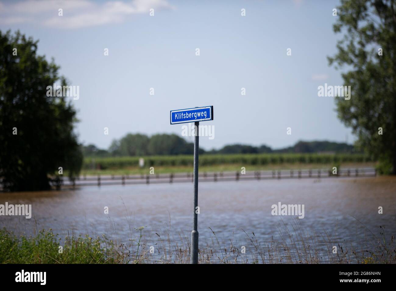 Etsberg, pays-Bas. 17 juillet 2021. Dans la municipalité de Roerdalen, les routes et les prairies sont inondées. Dans la zone frontalière néerlandaise, il y a des inondations en provenance du Rur. Credit: Thomas Banneyer/dpa/Alay Live News Banque D'Images Etsberg, pays-Bas. 17 juillet 2021. Dans la municipalité de Roerdalen, les routes et les prairies sont inondées. Dans la zone frontalière néerlandaise, il y a des inondations en provenance du Rur. Credit: Thomas Banneyer/dpa/Alay Live News Banque D'Images