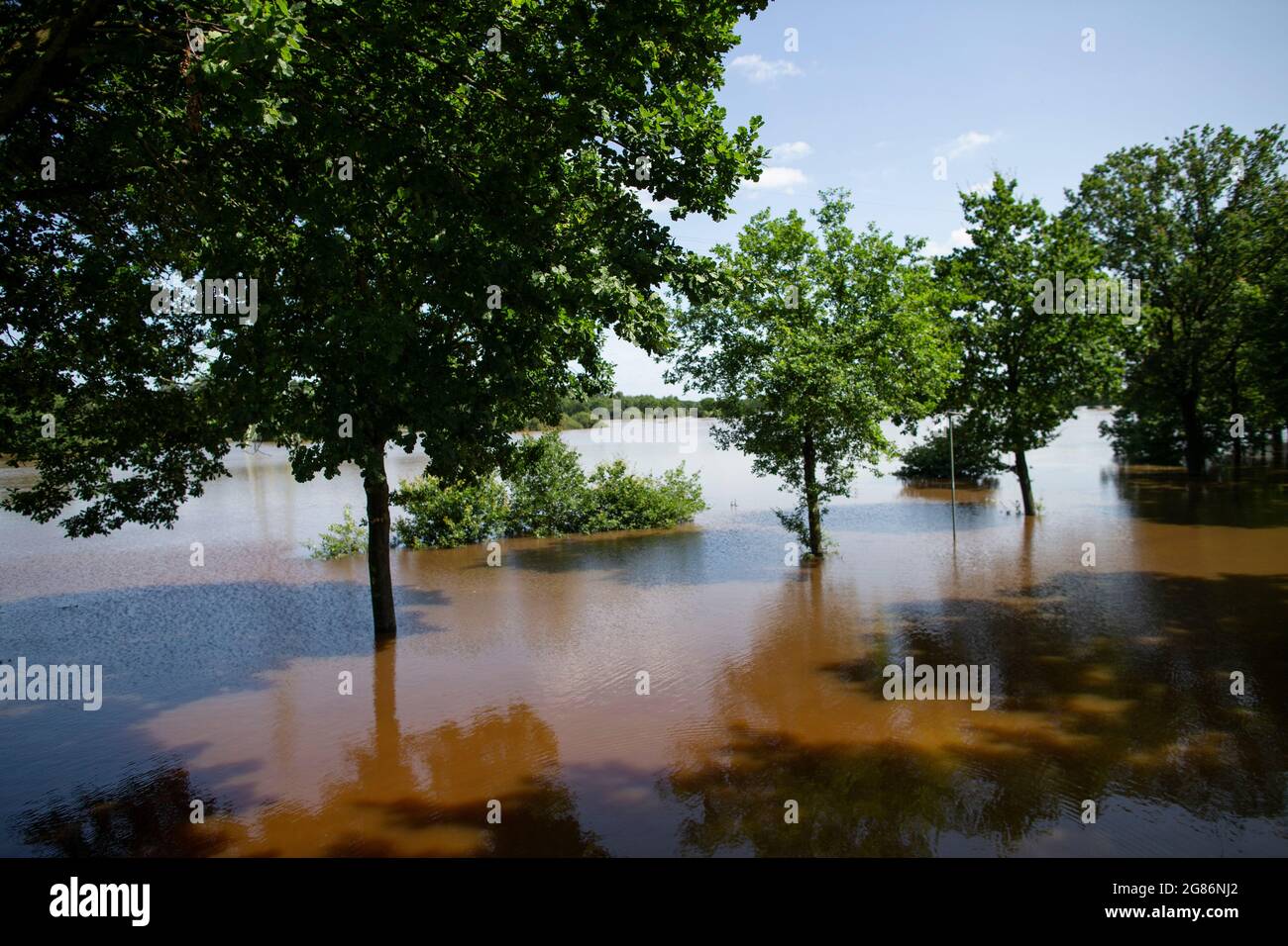 Etsberg, pays-Bas. 17 juillet 2021. Dans la municipalité de Roerdalen, les routes et les prairies sont inondées. Dans la zone frontalière néerlandaise, il y a des inondations en provenance du Rur. Credit: Thomas Banneyer/dpa/Alay Live News Banque D'Images Etsberg, pays-Bas. 17 juillet 2021. Dans la municipalité de Roerdalen, les routes et les prairies sont inondées. Dans la zone frontalière néerlandaise, il y a des inondations en provenance du Rur. Credit: Thomas Banneyer/dpa/Alay Live News Banque D'Images