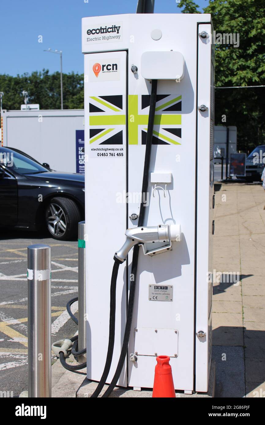 Point de charge de voiture électrique, charge rapide pour les véhicules électriques. M6 Services Charnock Richard, Royaume-Uni Banque D'Images