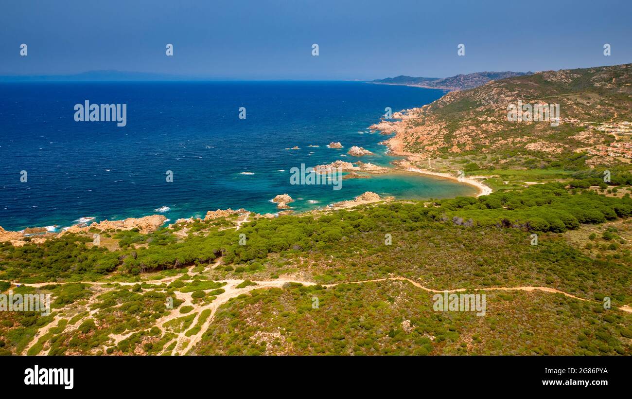 Isola Rossa vue sur la côte, petit promontoire qui s'étend dans une direction nord-ouest de la côte nord de la Sardaigne entre Costa par Banque D'Images