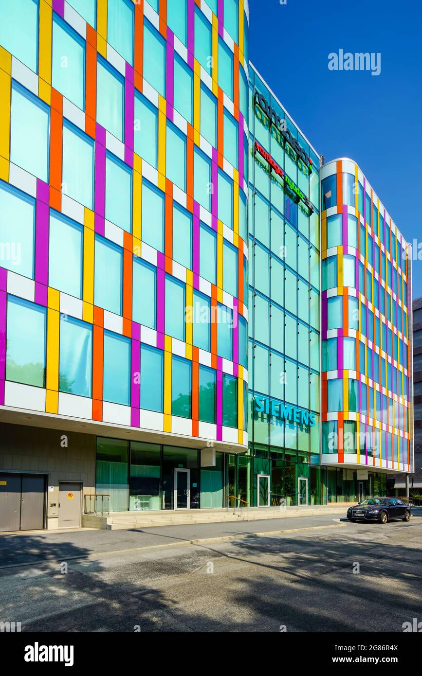 Immeuble de bureaux coloré de Dalvägen, un quartier de Solna, au nord de Stockholm, en Suède. Banque D'Images