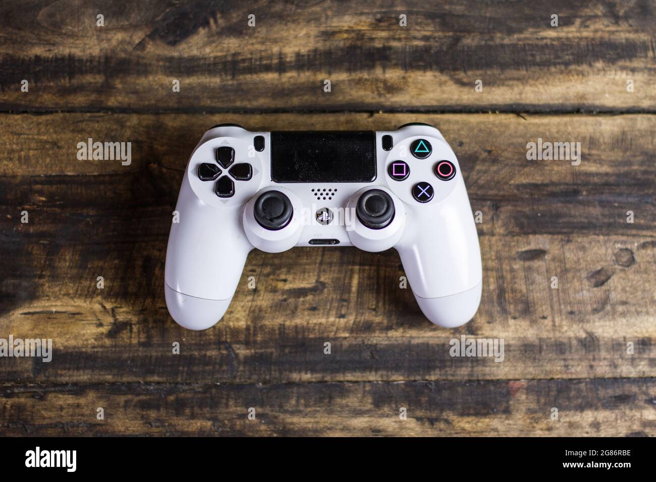 Trois photos comprenant une manette PlayStation, du blé, du lait et des ustensiles de cuisine prêts à l'emploi Banque D'Images