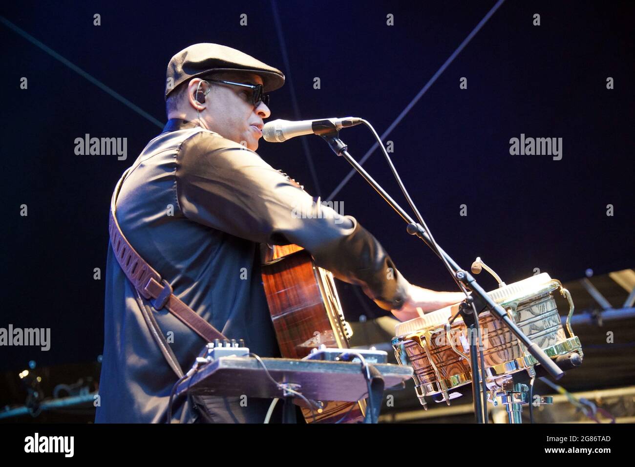 Timmendorfer Strand, Allemagne. 26 juin 2021. Raul Midón, est un chanteur-compositeur américain de New York. Midón est connu pour son jeu de guitare virtuose et les éléments a cappella qu'il intègre dans ses chansons. Credit: Lutz Knauth/dpa-Zentralbild/ZB/dpa/Alay Live News Banque D'Images