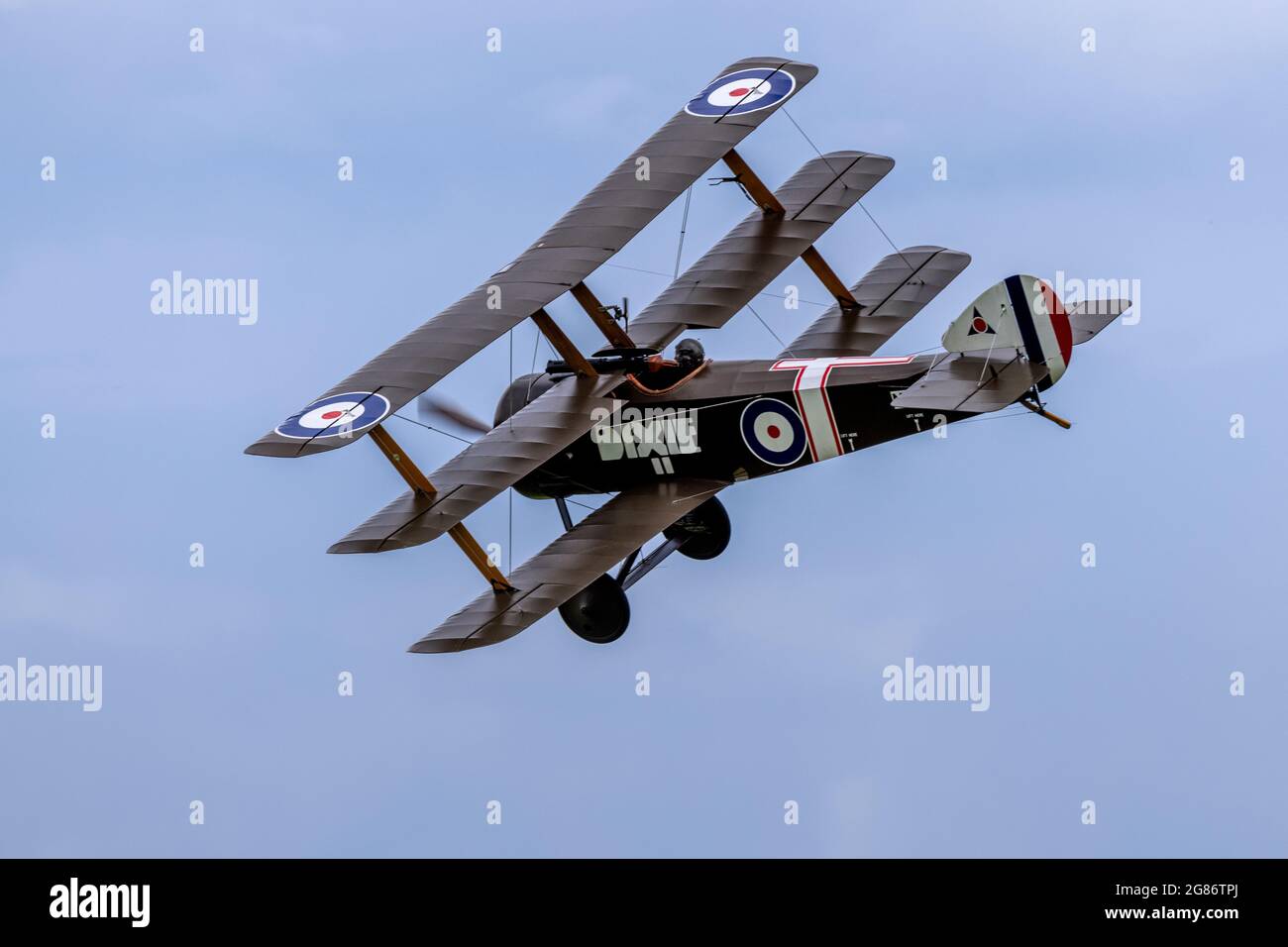 Soopwith Triplane ‘N6290 DIXIE II’ aéroporté au spectacle militaire Shuttleworth le 4 juillet 2021 Banque D'Images