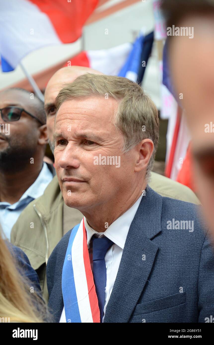 Plusieurs milliers de personnes se sont rassemblées à Paris à l'appel des « patriotes » et « de la France », contre le passeport sanitaire et la vaccination obligatoire Banque D'Images