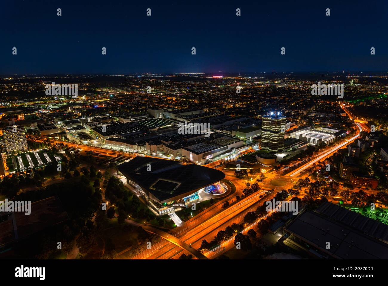 Munich d'en haut la nuit, vue fantastique sur les lumières de la belle capitale bavaroise comme observateur de papier peint. Banque D'Images