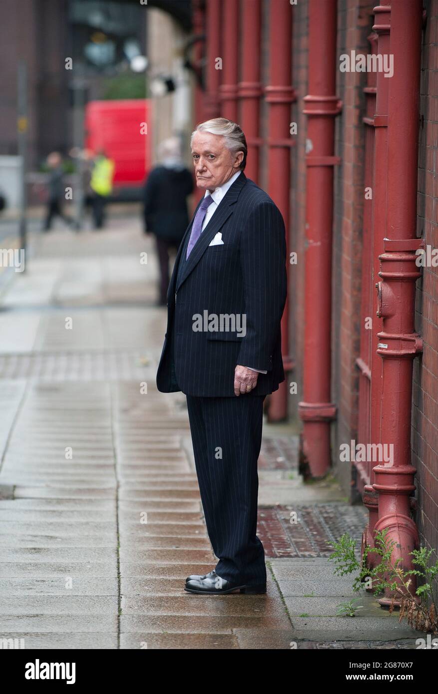 L'acteur Robert Vaughn filme sur place à Birmingham pour Hustle en 2009 Banque D'Images