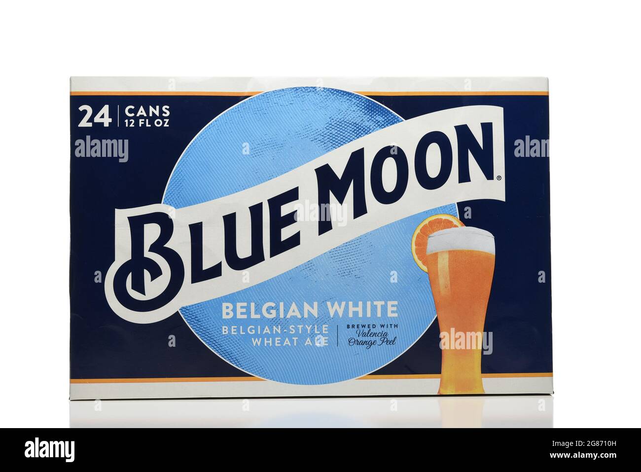 IRIVNE, CALIFORNIE - 17 JUL 2021: Un paquet de 24 boîtes de Blue Moon Belge White Ale aluminium sur blanc. Banque D'Images