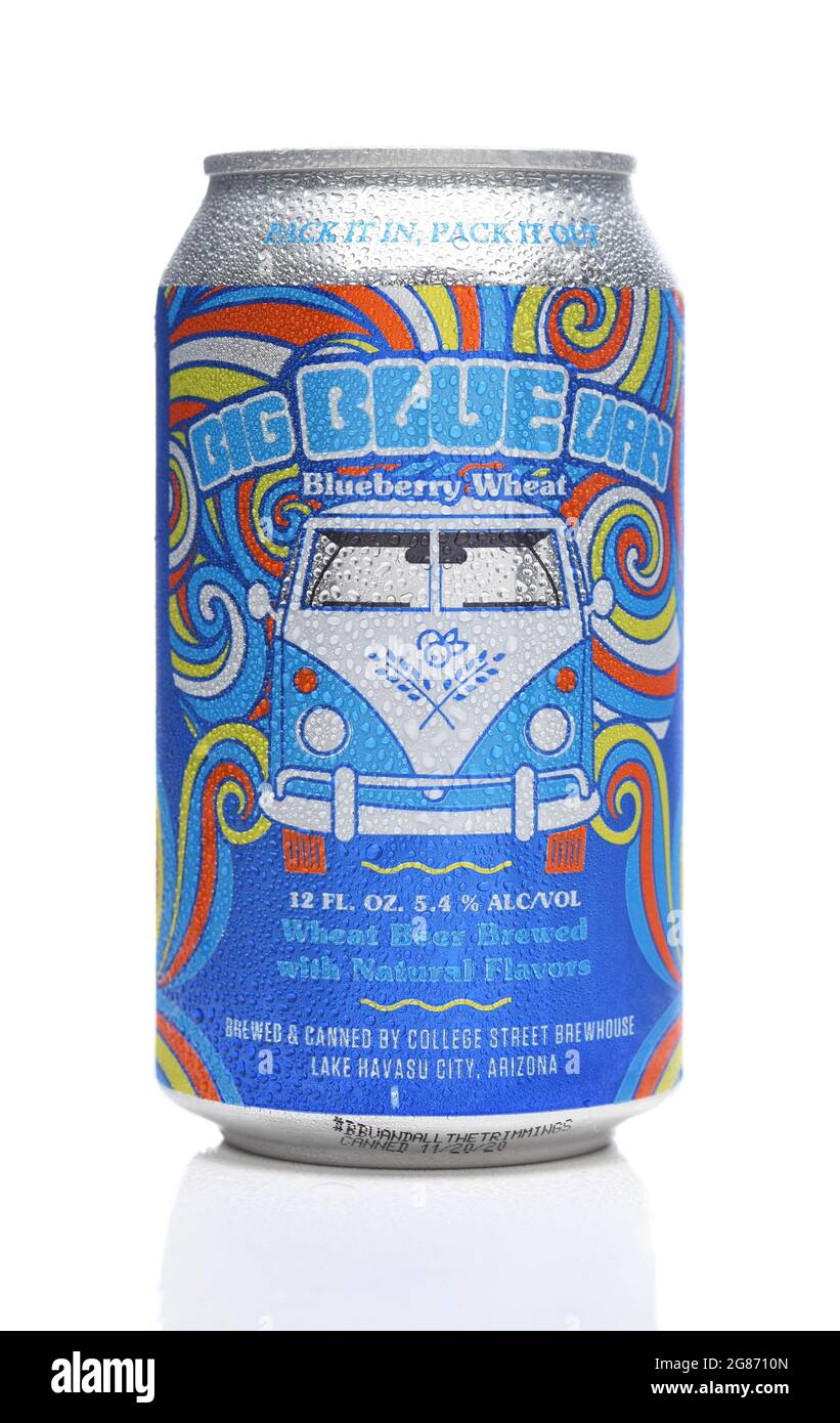 IRIVNE, CALIFORNIE - 17 juillet 2021 : une boîte de Big Blue Van Blueberry Wheat Beer, de College Street Brewhouse, Lake Havasu City, Arizona. Banque D'Images