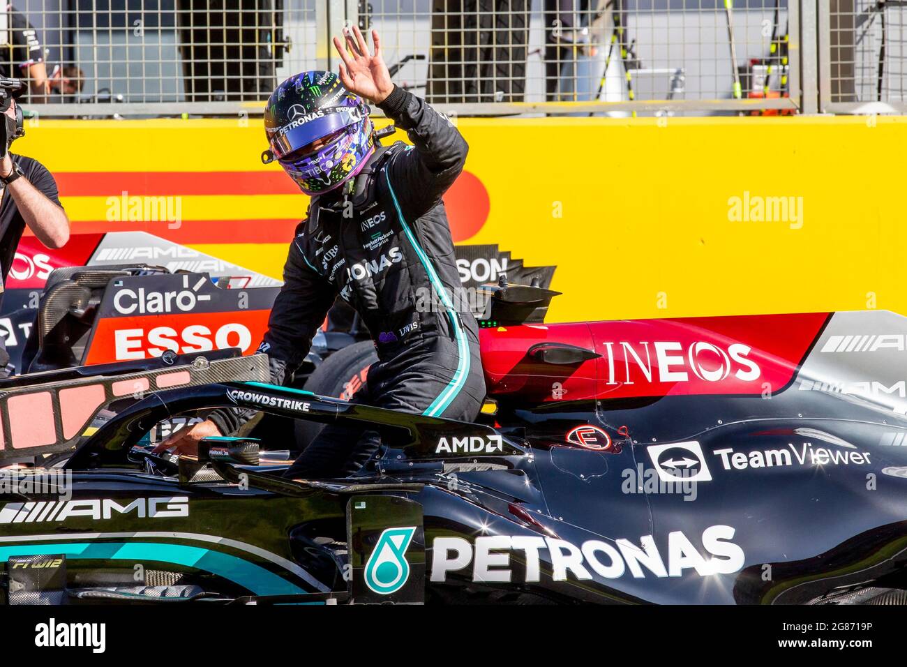 Mercedes amg petronas pilote lewis hamilton vagues Banque de