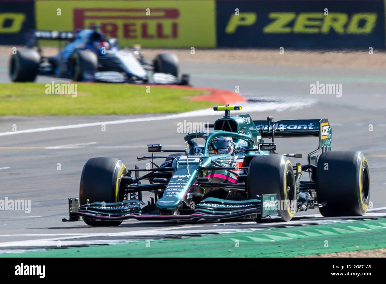 Circuit Silverstone, Silverstone, Northamptonshire, Royaume-Uni. 17 juillet 2021. Formula One British Grand Prix, Sprint Race; Aston Martin cognizant F1 Team pilote Sebastian Vettel dans son Aston Martin AMR21 Mercedes-AMG F1 M12 devant le pilote Williams Racing George Russell dans son Williams FW43B Mercedes-AMG F1 M12 crédit: Action plus Sports/Alamy Live News Banque D'Images