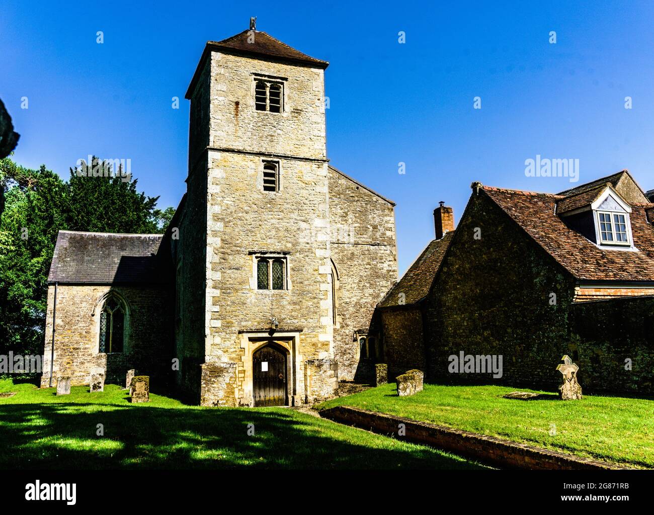 Eglise St Mary et St Nicholas, Chetwode, Buckinghamshire. Le bâtiment date du XIIIe siècle et est devenu une église paroissiale en 1480. Banque D'Images