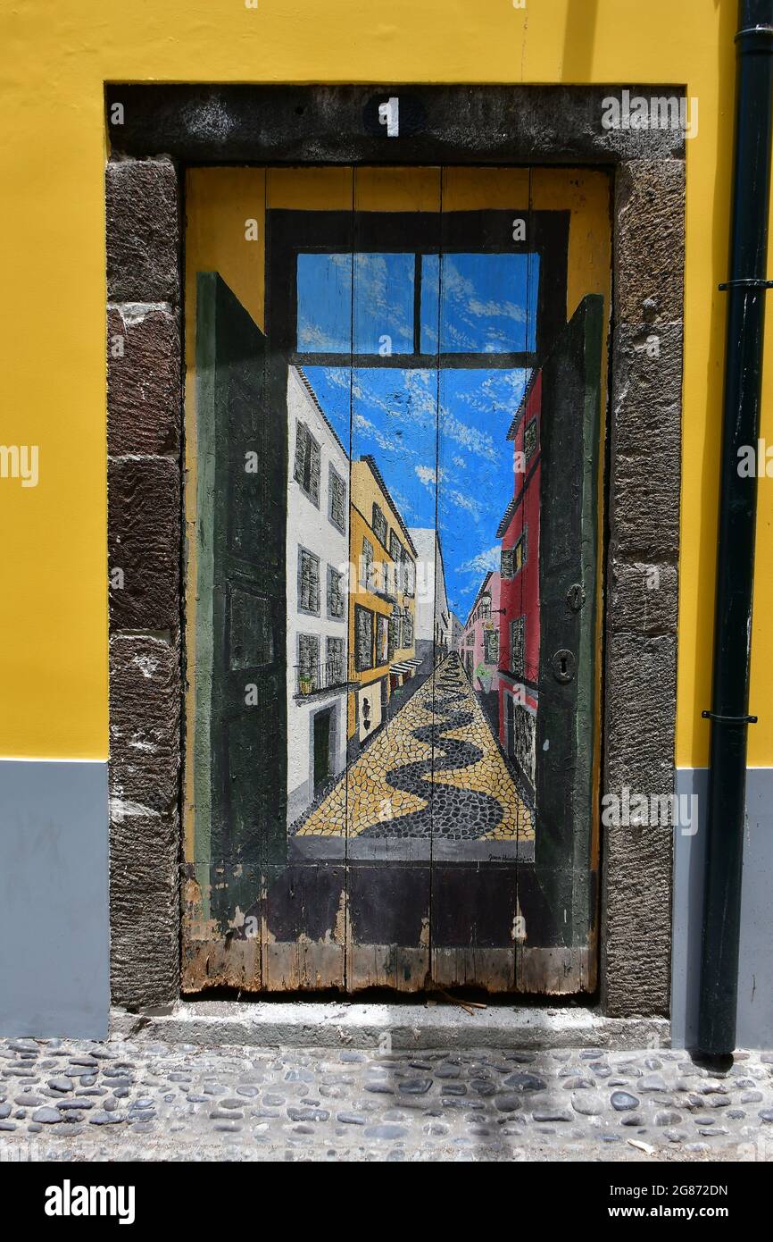 Portes peintes dans la rue Santa Maria, Funchal, Madère, Portugal, Europe  Photo Stock - Alamy