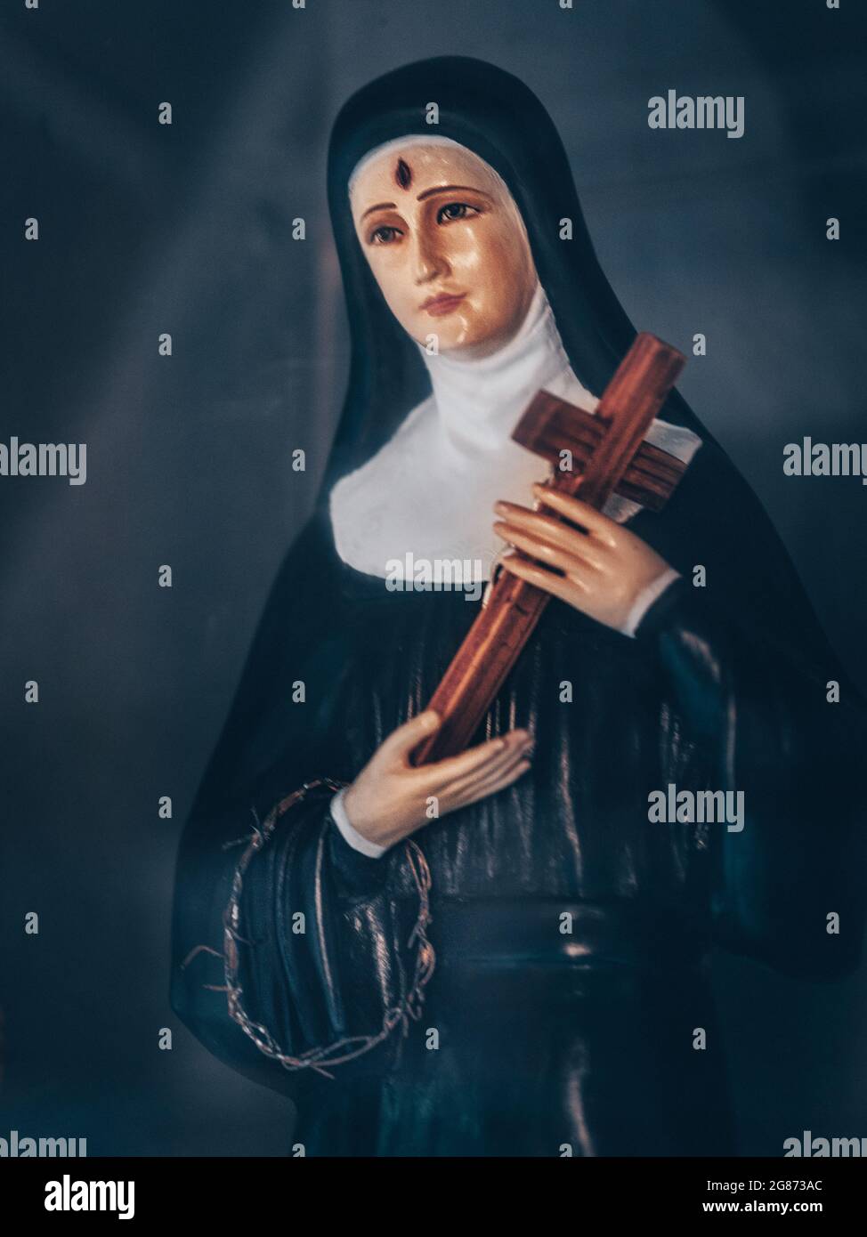 Un portrait de la Sainte Rita de Cascia, tenant une croix, saints