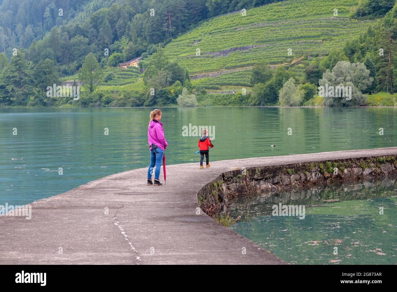 Niveaux d'eau élevés et inondations partielles à Walenstadt, en Suisse, en raison de nombreux jours de fortes précipitations. Banque D'Images