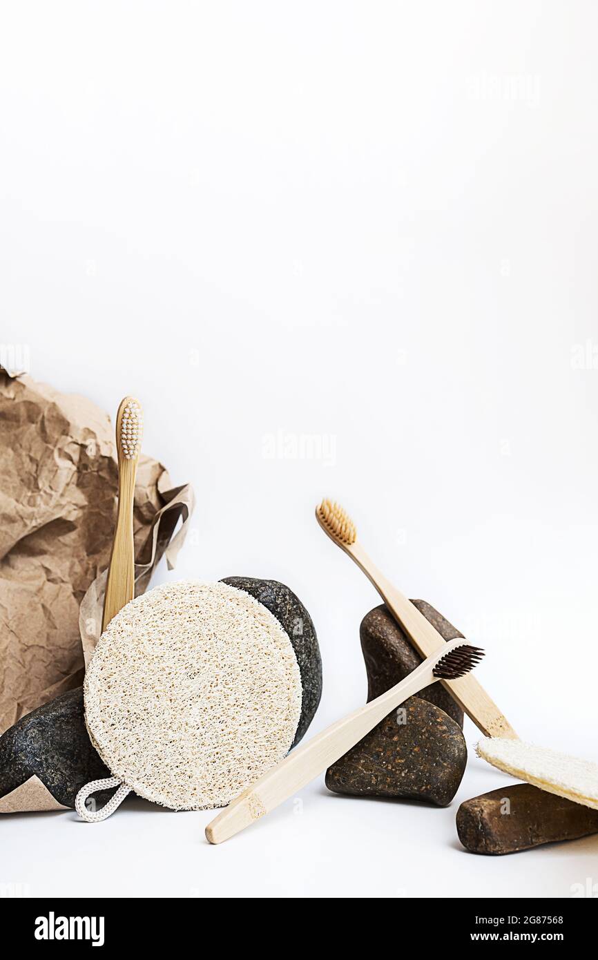 Tendance, peu de vie avec des produits de beauté naturels et des pierres. Aucun accessoire pour bain de déchets. Composition équilibrée des brosses à dents en bambou, l Banque D'Images