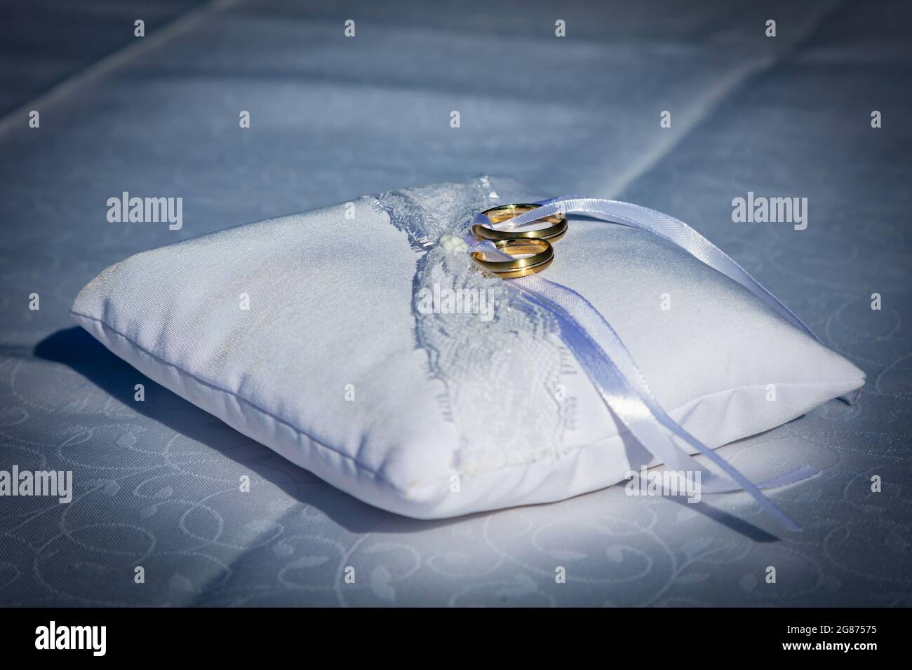 Bague de mariage, symbole de l'amour et du mariage. Mariage, macro créative et gros plan. Magnifiques anneaux dorés aux pierres précieuses. Banque D'Images