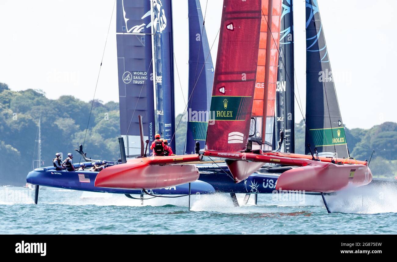 Plymouth, Devon, Royaume-Uni. 16 juillet 2021. L'Espagne est en personne avec un pilote de catamaran expérimenté Phil Robertson, les États-Unis, en personne avec Jimmy Spithill, légende de la coupe AmericaÕs, et l'Australie, en personne avec Tom Slingsby, vainqueur de la coupe AmericaÕs, lors de la première journée de course au Great Britain SailGP à Plymouth, Devon, Royaume-Uni, le 17 juillet 2021. Photo de Phil Hutchinson. Utilisation éditoriale uniquement, licence requise pour une utilisation commerciale. Aucune utilisation dans les Paris, les jeux ou les publications d'un seul club/ligue/joueur. Crédit : UK Sports pics Ltd/Alay Live News Banque D'Images