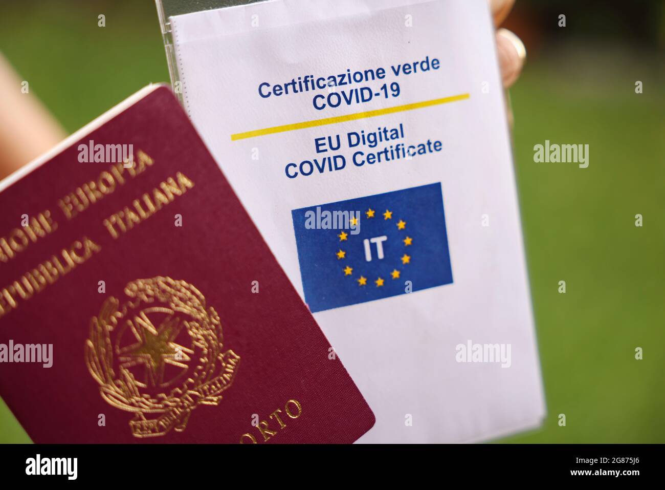 Col Covid. Certificat numérique européen Covid-19. Certificat de vaccin Covid ou coronavirus, passeport. Mise au point sélective. Banque D'Images