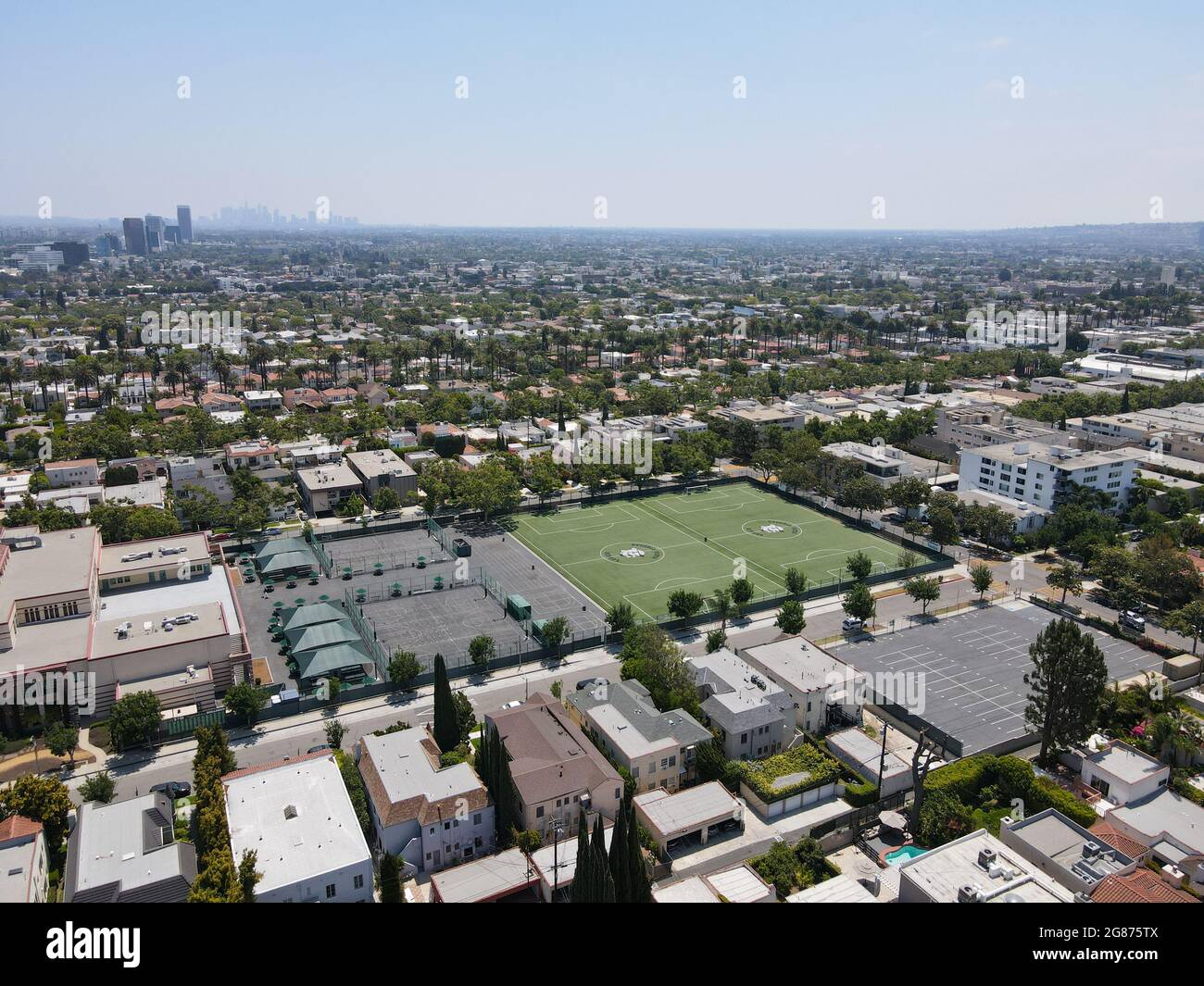 Vue aérienne de Beverly Hills et de l'école, ville dans le comté de Los Angeles en Californie. ÉTATS-UNIS. 13 juillet 2021 Banque D'Images