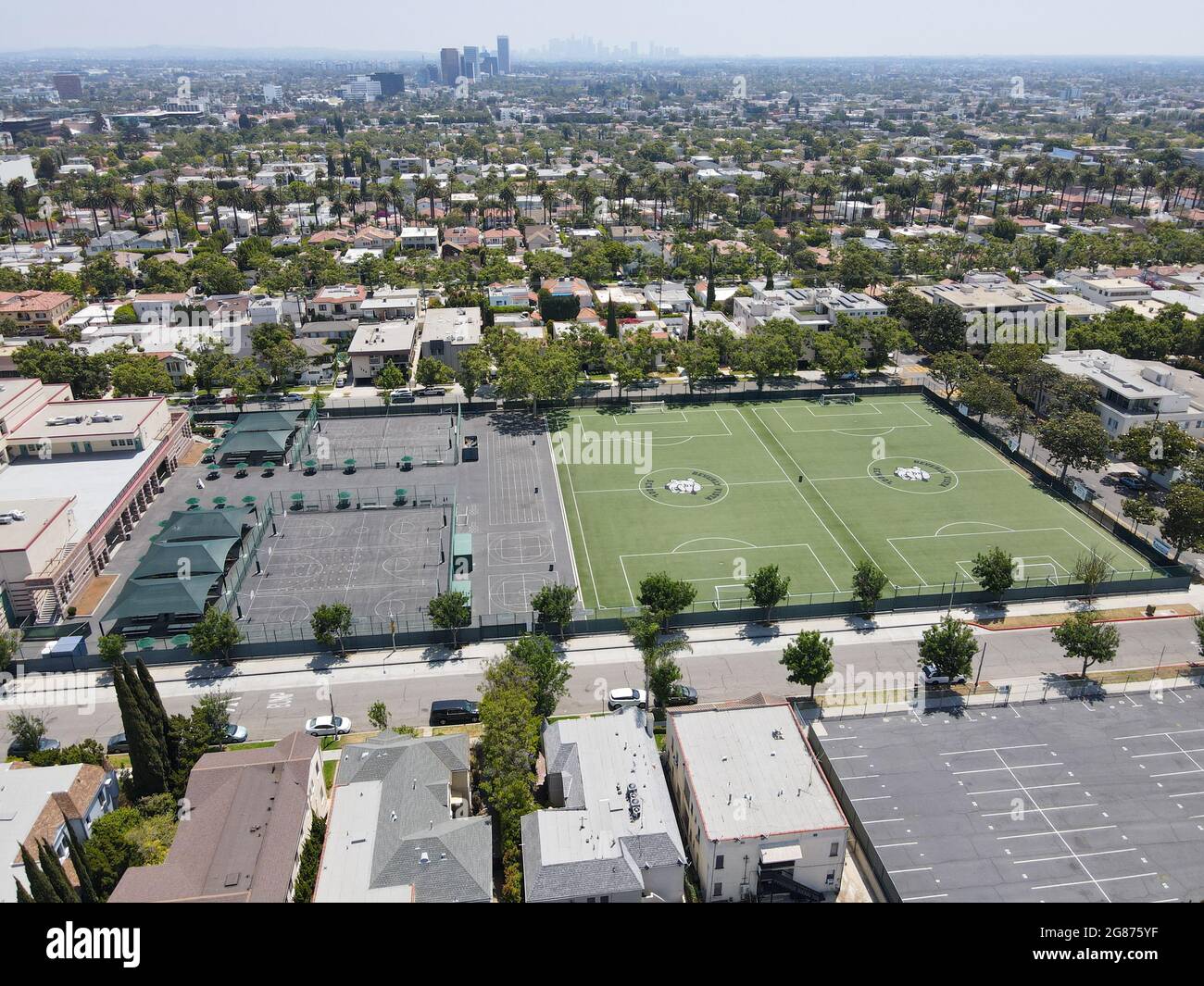 Vue aérienne de Beverly Hills et de l'école, ville dans le comté de Los Angeles en Californie. ÉTATS-UNIS. 13 juillet 2021 Banque D'Images