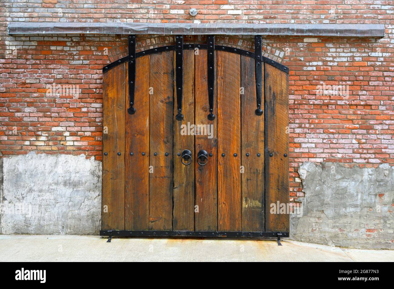 Une porte dans l'ancienne conserverie de palourdes à Port Orchard, WA. C'est maintenant une résidence. Banque D'Images