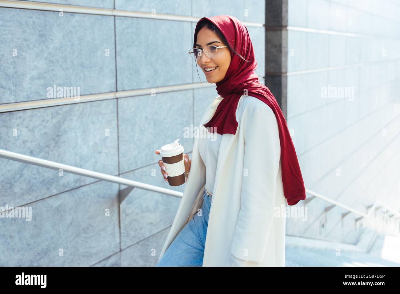 Fille musulmane portant des vêtements décontractés et un portrait hijab  traditionnel - belle femme arabe avec des vêtements élégants Photo Stock -  Alamy