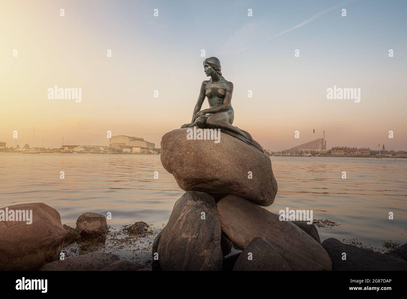 Petite statue de sirène au coucher du soleil - Copenhague, Danemark Banque D'Images Petite statue de sirène au coucher du soleil - Copenhague, Danemark Banque D'Images