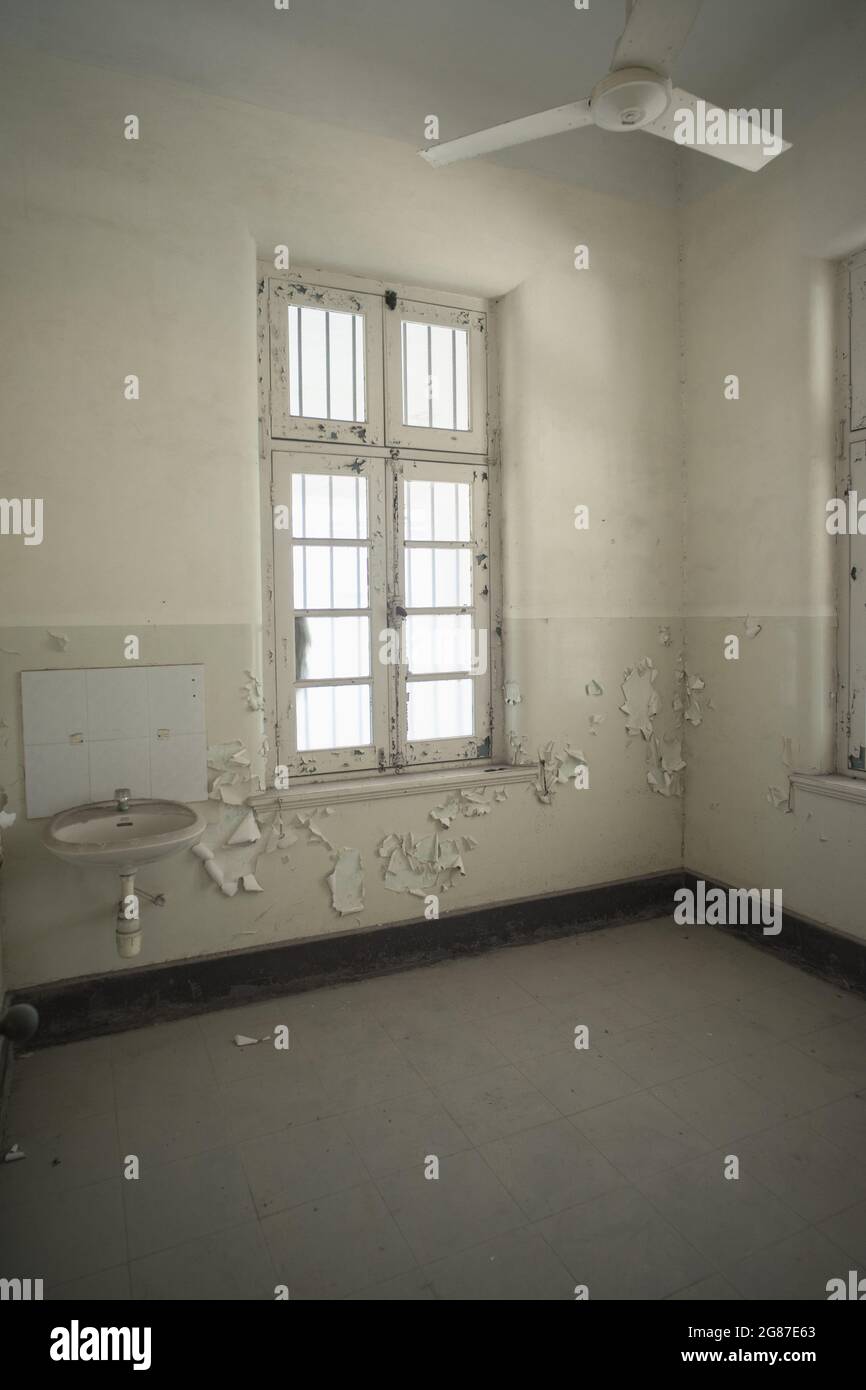 Gros plan d'une pièce de grungie abandonnée avec un lavabo et un ventilateur Banque D'Images