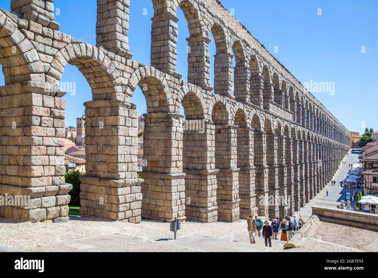 Ségovie, Espagne - 21 septembre 2015 : aqueduc romain antique à Ségovie et touristes à pied Banque D'Images