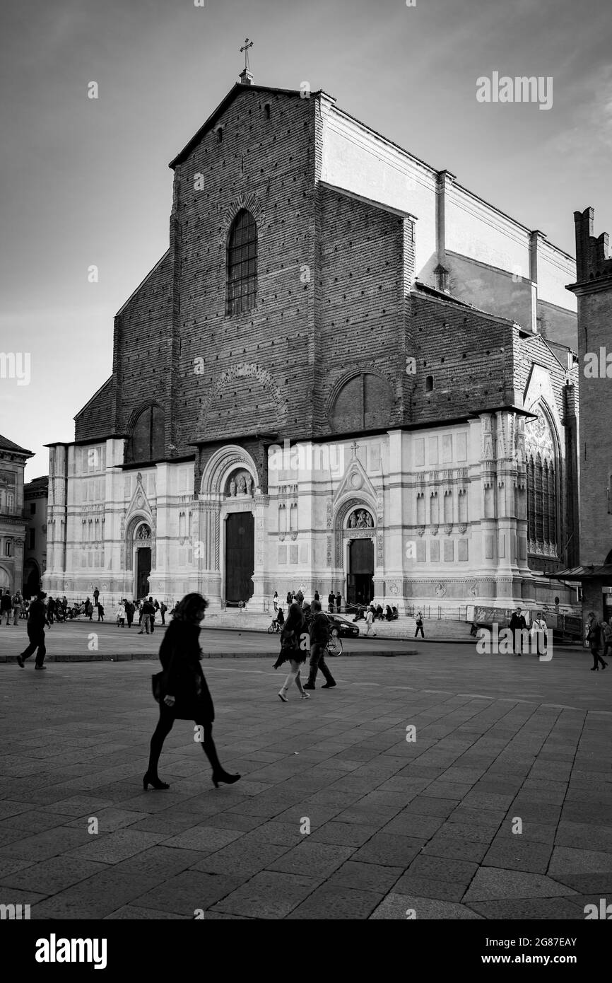 Bologne, Italie - 12 octobre 2016 : les gens se précipitent près de la basilique de San Petronio sur la Piazza Maggiore dans la ville de Bologne. Paysage urbain, noir et blanc ph Banque D'Images