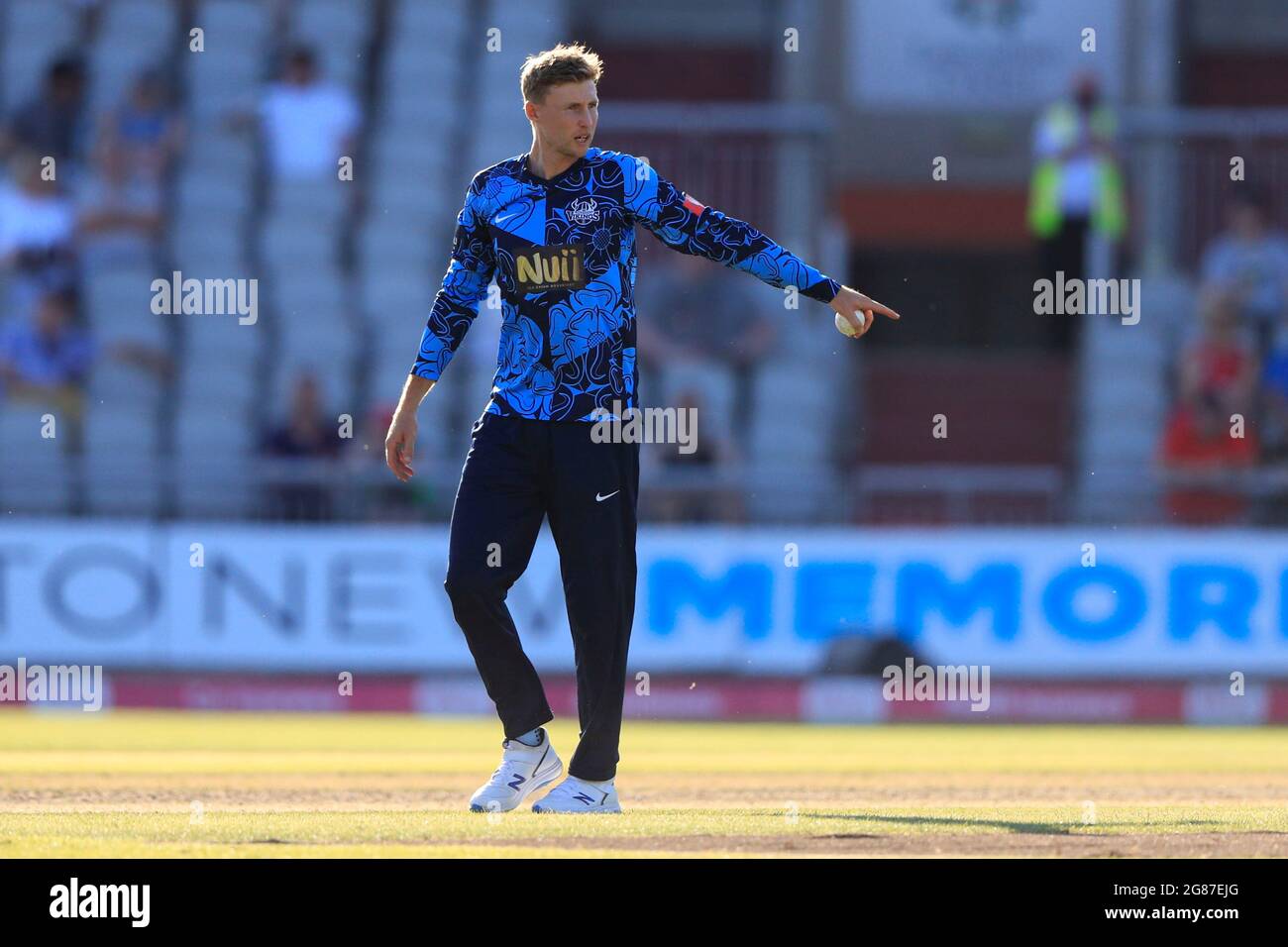 ROYAUME-UNI. 17 juillet 2021. Joe Root of Yorkshire Vikings organise le terrain pour son bowling au Royaume-Uni le 7/17/2021. (Photo de Conor Molloy/News Images/Sipa USA) crédit: SIPA USA/Alay Live News Banque D'Images