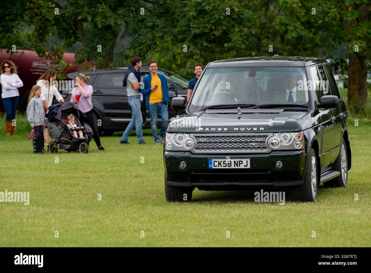 Windsor, Berkshire, Royaume-Uni. 3 juillet 2021. Sa Majesté la Reine conduit son Range Rover au Royal Windsor Horse Show. La Reine avait l'air détendue et heureuse de regarder ses chevaux rivaliser. Crédit : Maureen McLean/Alay Banque D'Images